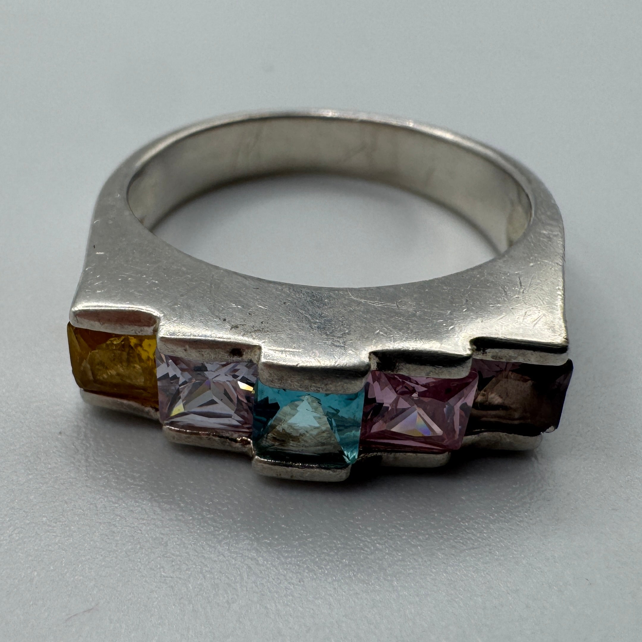 Bague en argent et verroterie multicolore