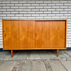 Danskt sideboard i teak med skjutdörrar