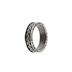 Zilverkleurige Albert M. ring met trendy ontwerp en gevlochten details.