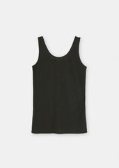 En sort tanktop ligger fladt på en hvid baggrund. Den har en rund hals og er lavet af et blødt, mat materiale.