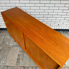 Danskt sideboard i teak med skjutdörrar