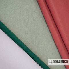 Tweekleurige polyester meubelstoffen van Camira Fabrics uit de Era collectie met visgraat weving, ideaal voor ergonomisch meubilair.