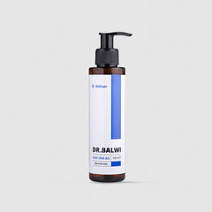 Eine braune Kunststoff-Pumpflasche mit einem weiß-blauen Etikett mit der Aufschrift Dr. Balwi 98% Aloe Vera 150ml aus dem Dr. Balwi Shop, ideal für Feuchtigkeitspflege Haar, ist vor einem schlichten hellgrauen Hintergrund abgebildet.