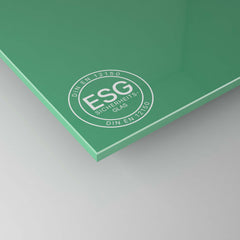 Grün lackiertes satiniertes ESG-Sicherheitsglas, Ecke mit ESG-Siegel