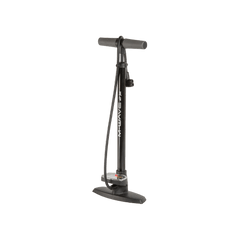 Gesamtansicht der schwarzen Standpumpe aus Stahl mit gummierten Griffen, flexiblem Schlauch und stabilem Trittfuß, seitlich bedruckt mit M-Wave-Logo