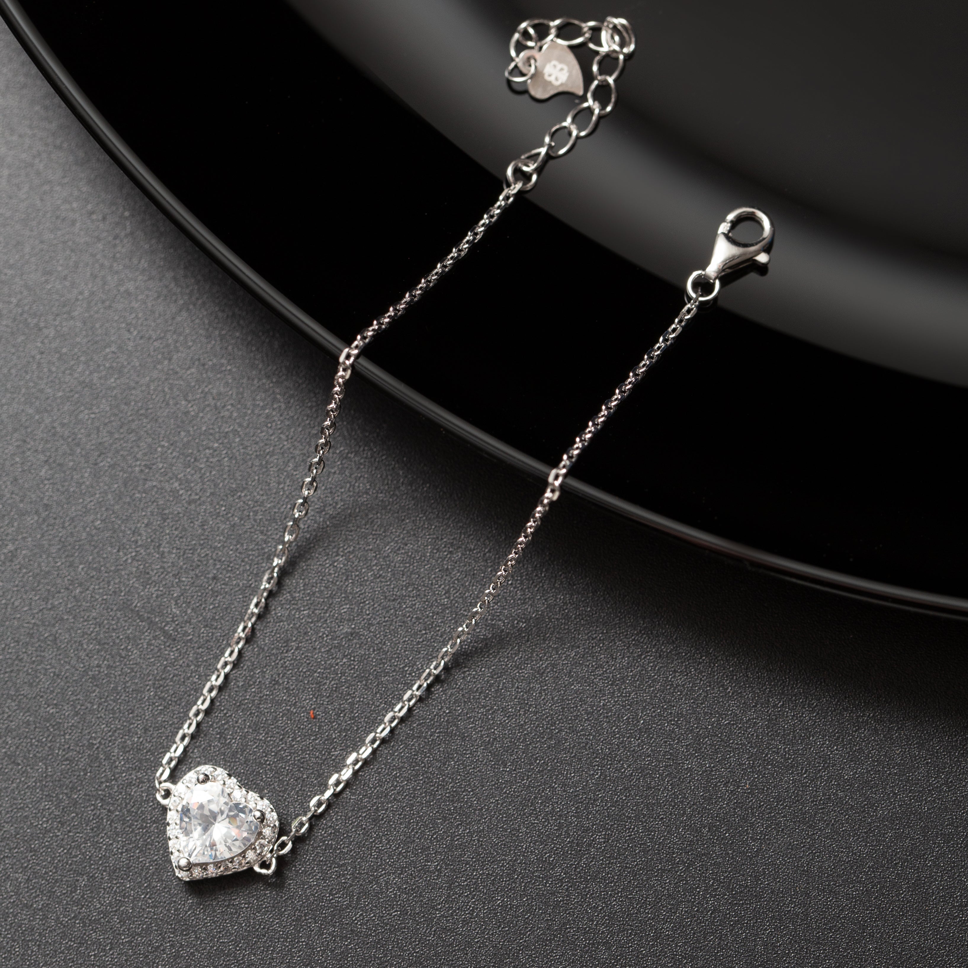 Gourmette argent rhodié tendance avec un motif cœur blanc