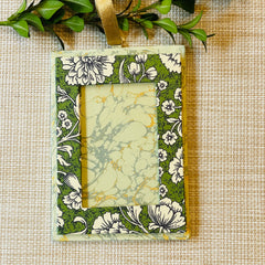 Petite hanging frame