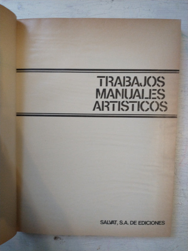 Libro usado en venta: Trabajos manuales artisticos; editorial Salvat impreso en 1980 realizamos envios a todo el mundo.1
