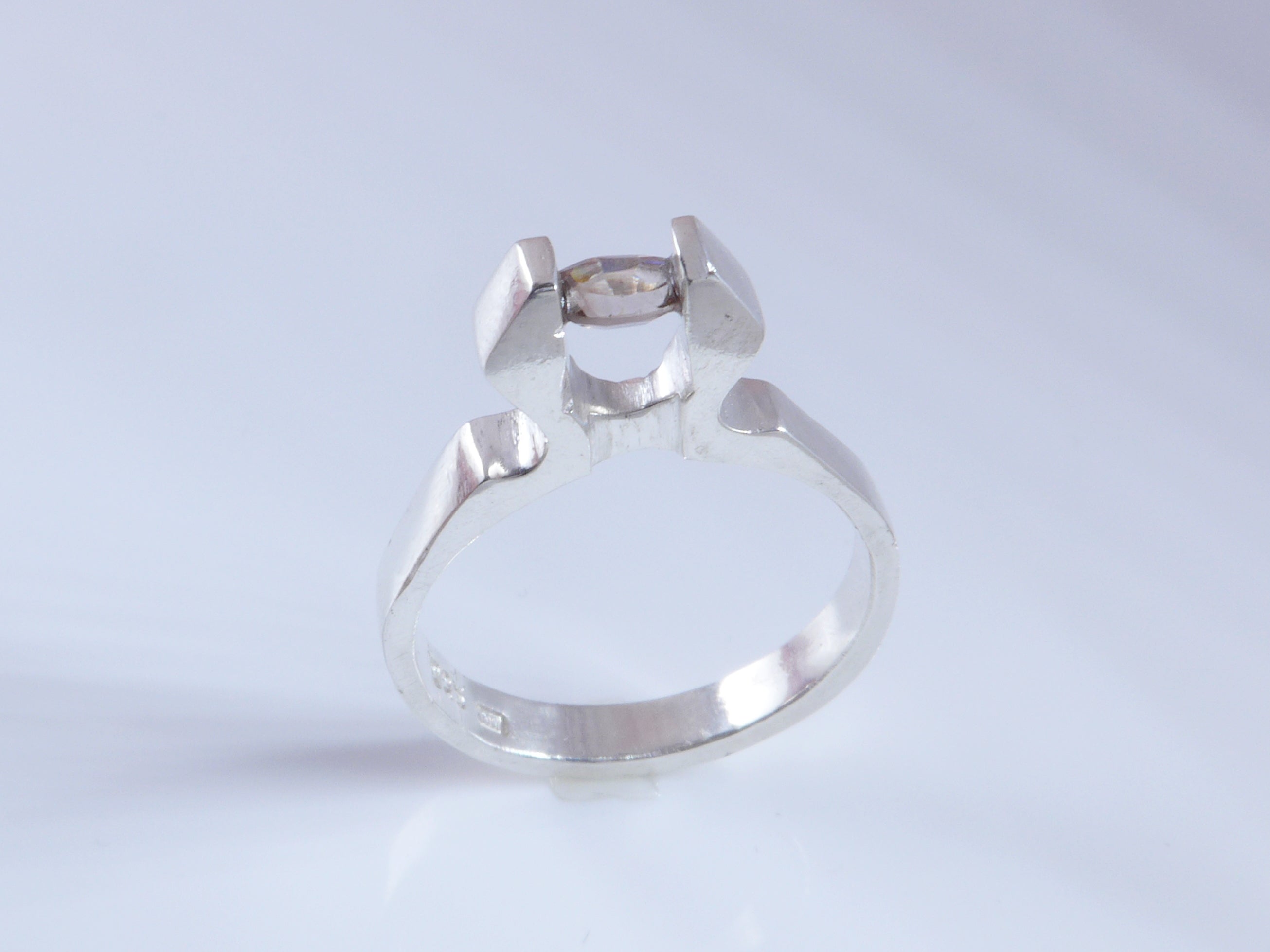 Zilveren ring met "zwevende" champagne ZirKoon