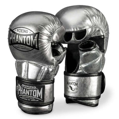 Hochwertige Phantom Athletics MMA‑Sparring‑Handschuhe Mexico in Silber‑Schwarz mit extra Polsterung für optimalen Schutz der Knöchel bei intensiven MMA‑, Grappling‑ und Sparring‑Sessions.