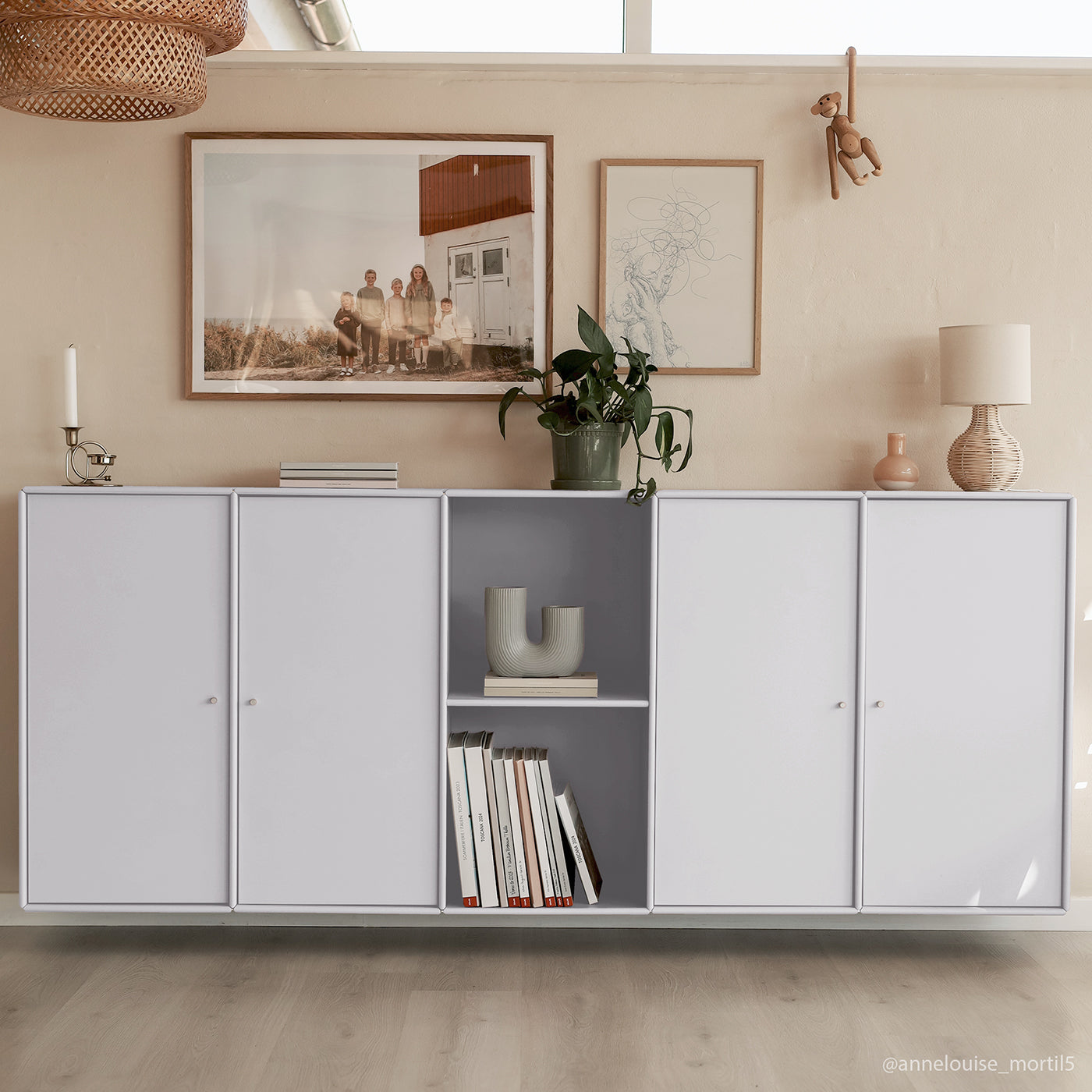 Hvid væghængt Savannah skænk med tre skuffer og to låger i moderne design, mål 193x79 cm.