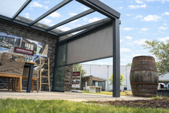 Senkrechtmarkise bei einer Aluminiumüberdachung