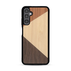 Coque de protection en bois véritable fabriquée en France pour alliant du merisier, du noyer et du bambou formant chacun deux triangles et un trapèze avec deux jointures en diagonale sur le thème de l'art abstrait