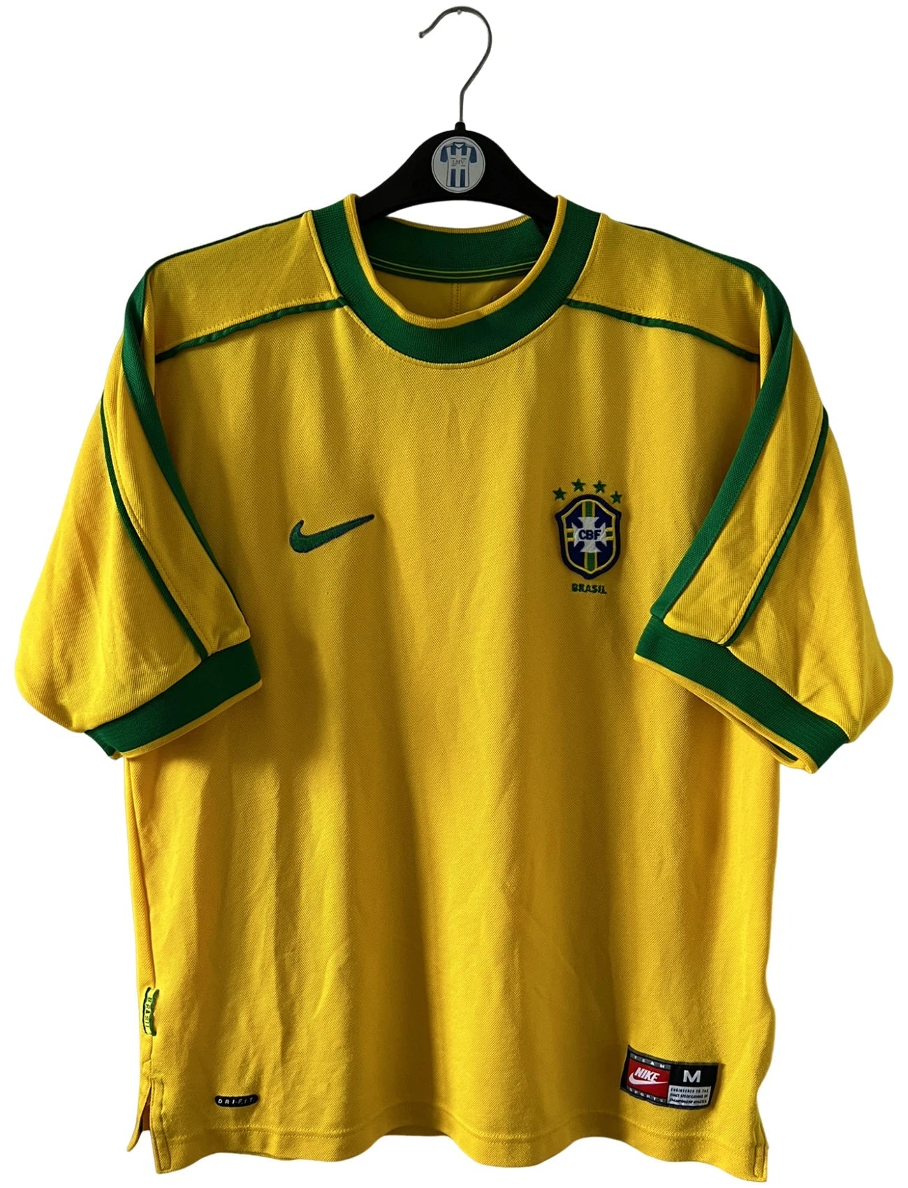 Maillot foot vintage domicile jaune du brésil 1998. On peut retrouver l'équipementier Nike. Ils s'agit d'un maillot authentique d'époque.