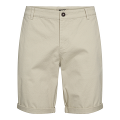 Lyse beige chino-shorts med opbrettede benender. Klassisk snit, bæltestropper, knap- og lynlåslukning, rene syninger. Let slank pasform, alsidige til både fritid og sommerlige dage. Materialet virker som blød, let bomuld eller bomuldsblanding, som giver komfort og åndbarhed. Diskret mærke i taljen og neutral farve, nem at style med T-shirt eller skjorte.
