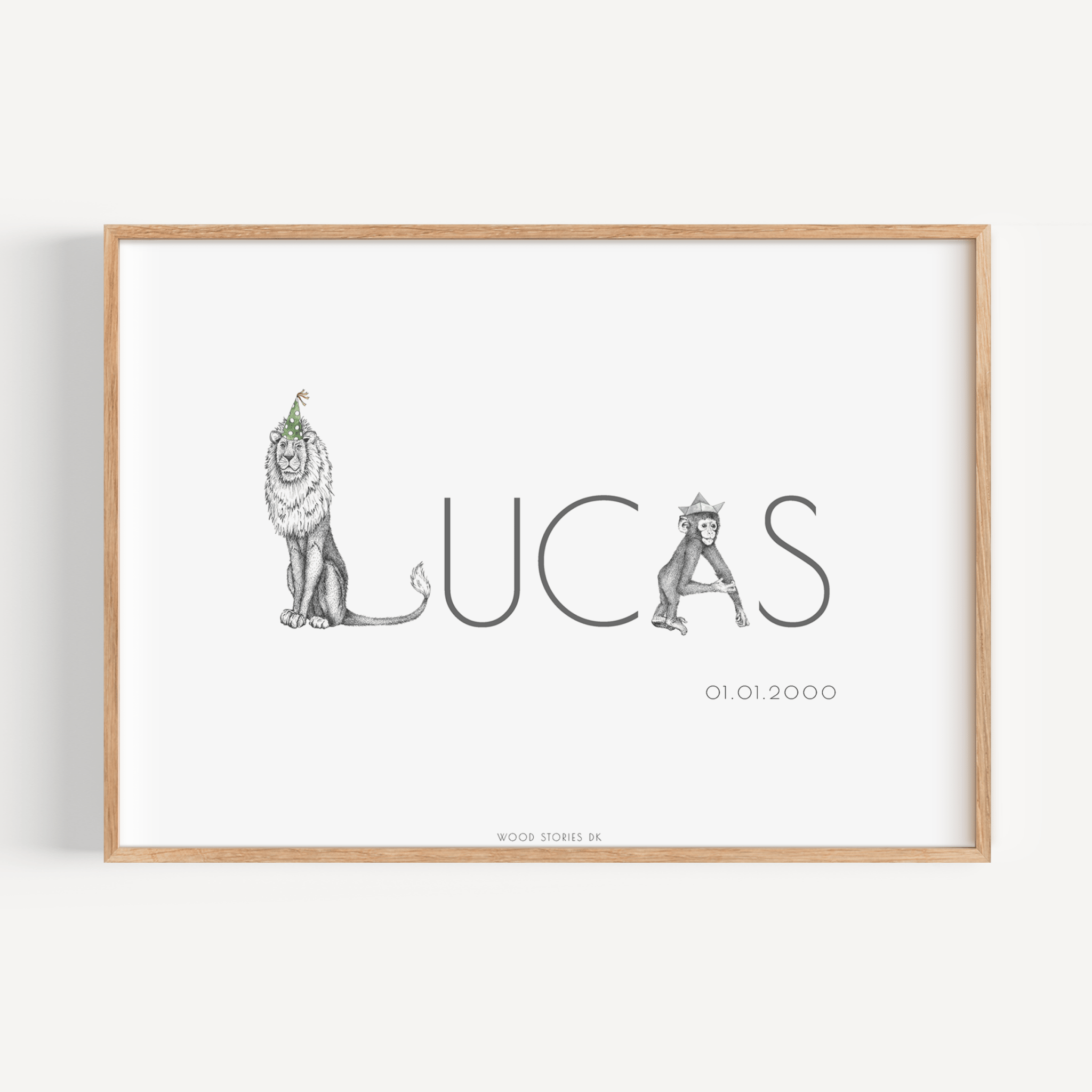 Navneplakat med dyr & bogstaver - Lucas illustration til børneværelse - WOOD STORIES DK