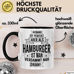 Hamburg Tasse Fan Hamburger Geschenkidee Spruch Niemand Ist Perfekt Aber Als Hamburger Ist Man Verdammt Nah Dran Kaffee-Becher Schwarz Trendation