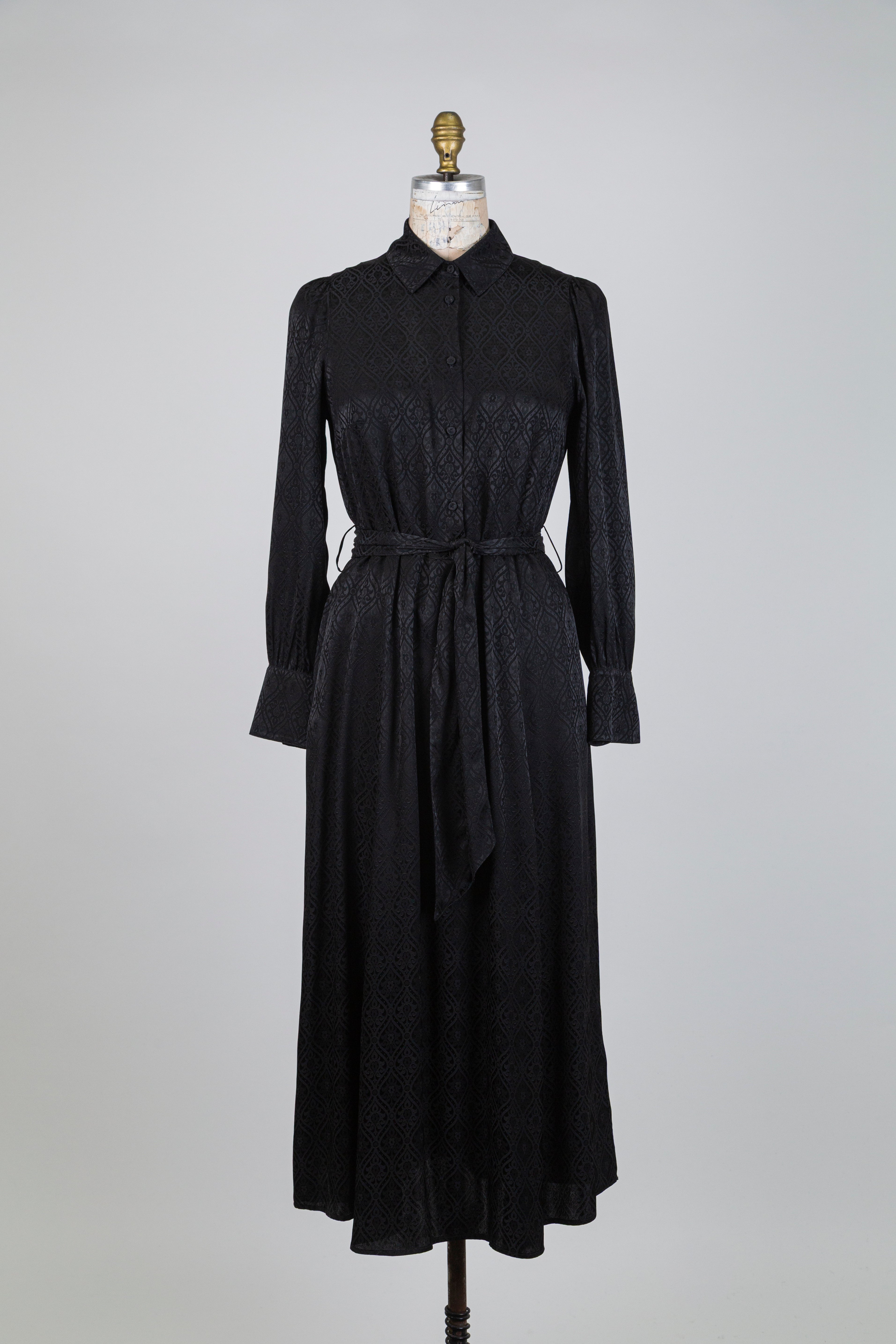 Robe fluide noire à motif damassé (4-6-8-12)