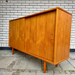 Danskt sideboard i teak med skjutdörrar