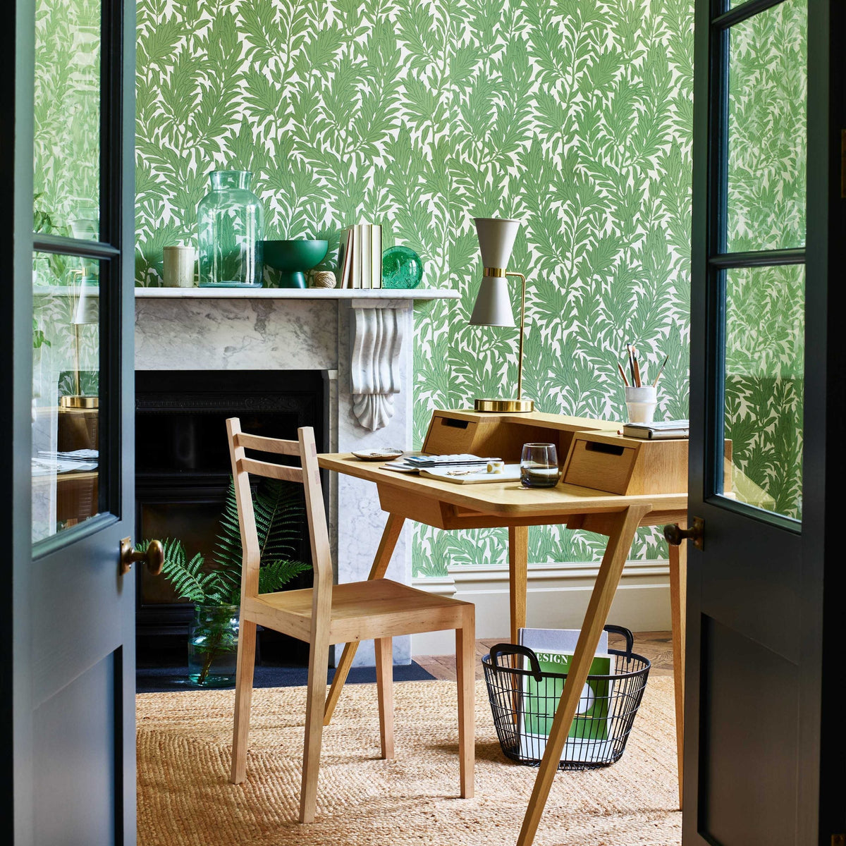 V&A Laurel Leaf - Verde Green Wallpaper