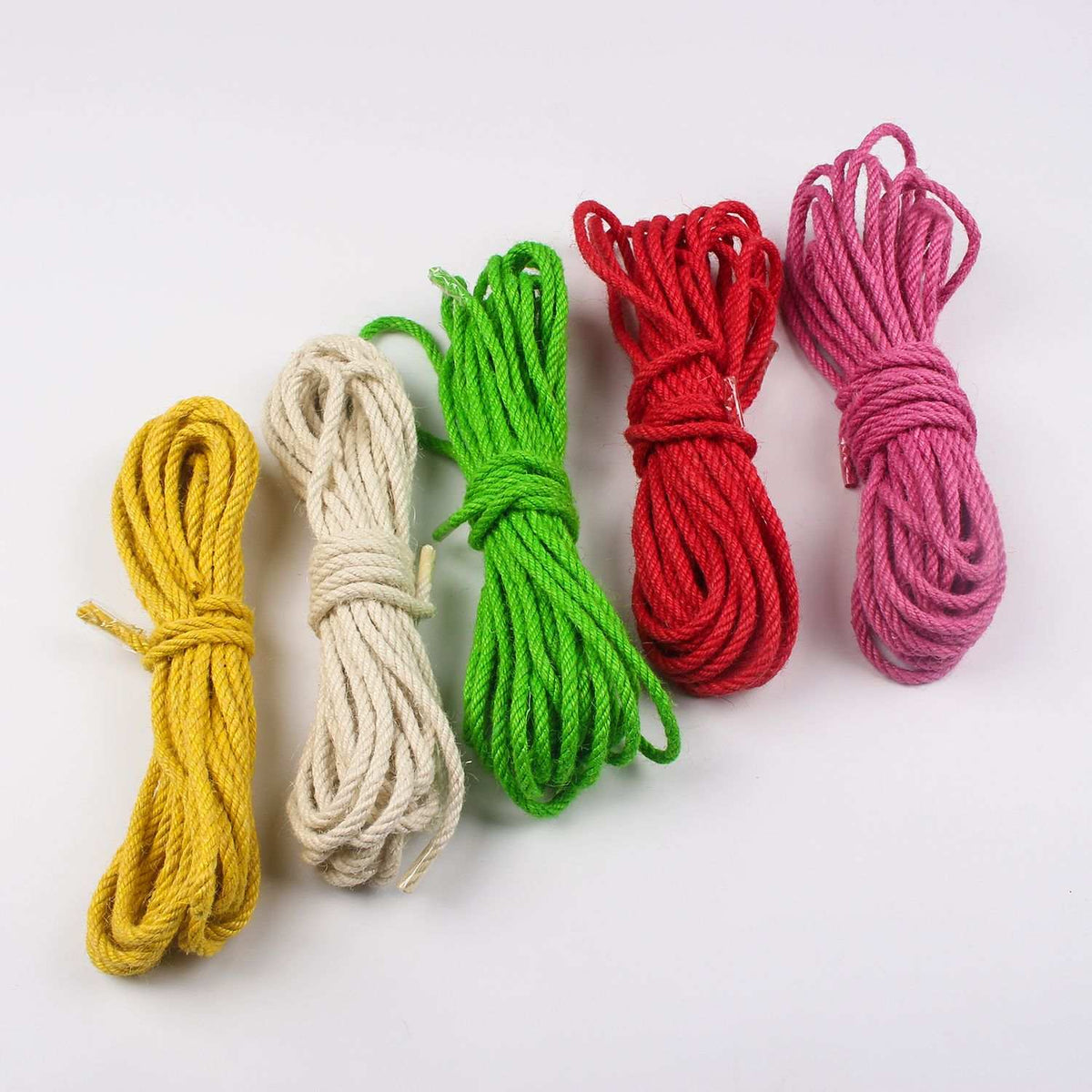 Shibari bondage rep i jute, mjuka, oljade i extra hög kvalité, ca 6 mm. Dessa är svensktillverkade.