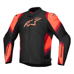 Alpinestars T-SP 1 V2 Waterproof Jacket, kurtka motocyklowa, czarna z czerwonymi akcentami fluo, wysoki kołnierz i długie rękawy, wyraźne logo Alpinestars na klatce piersiowej i branding na rękawach, sportowy tekstylny design z jaskrawymi czerwono-pomarańczowymi akcentami, wodoodporna konstrukcja ze ślizgaczami na ramionach