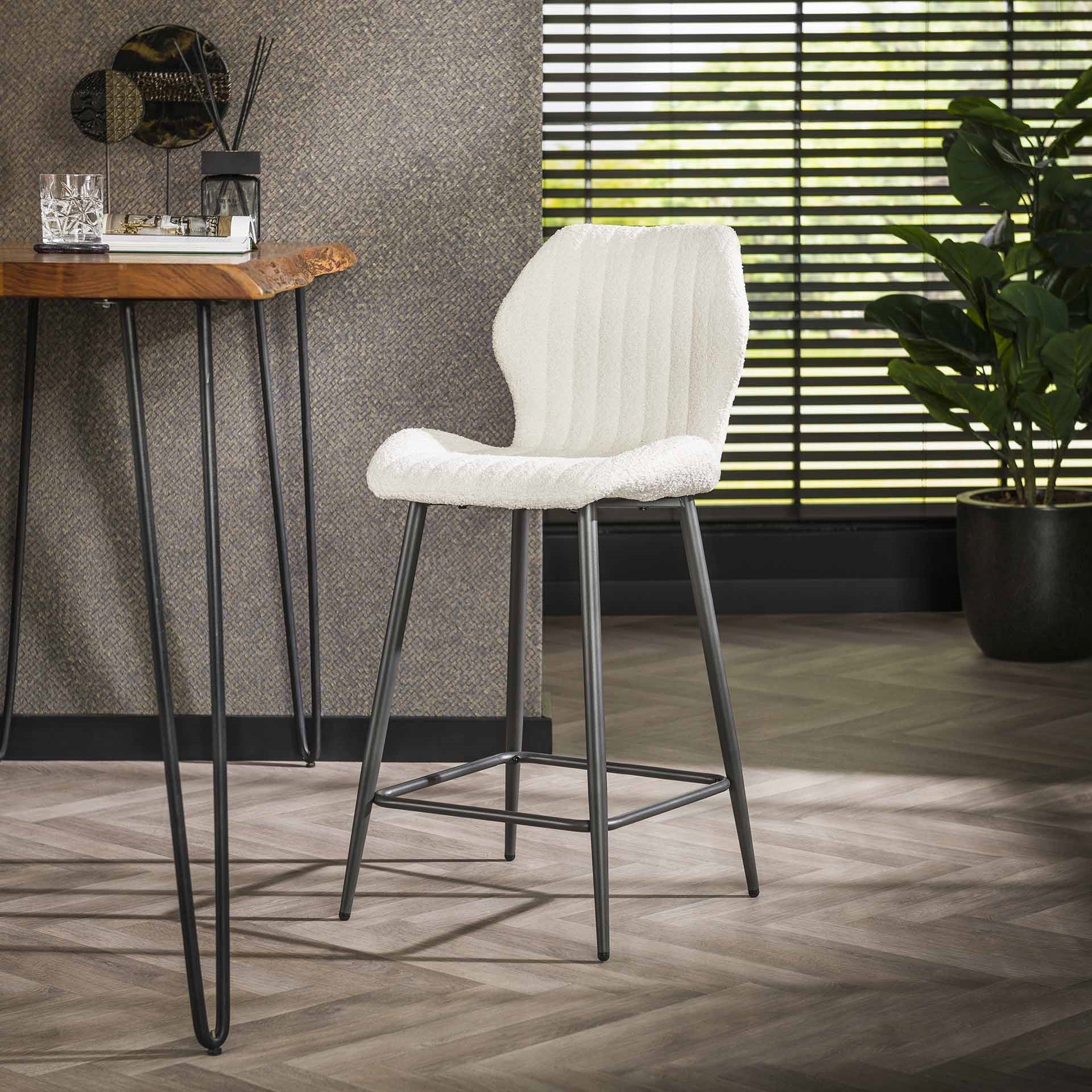 Produktbillede af Shape-Up 2 barstole i hvid Bouclè stof på tilbud i høj kvalitet