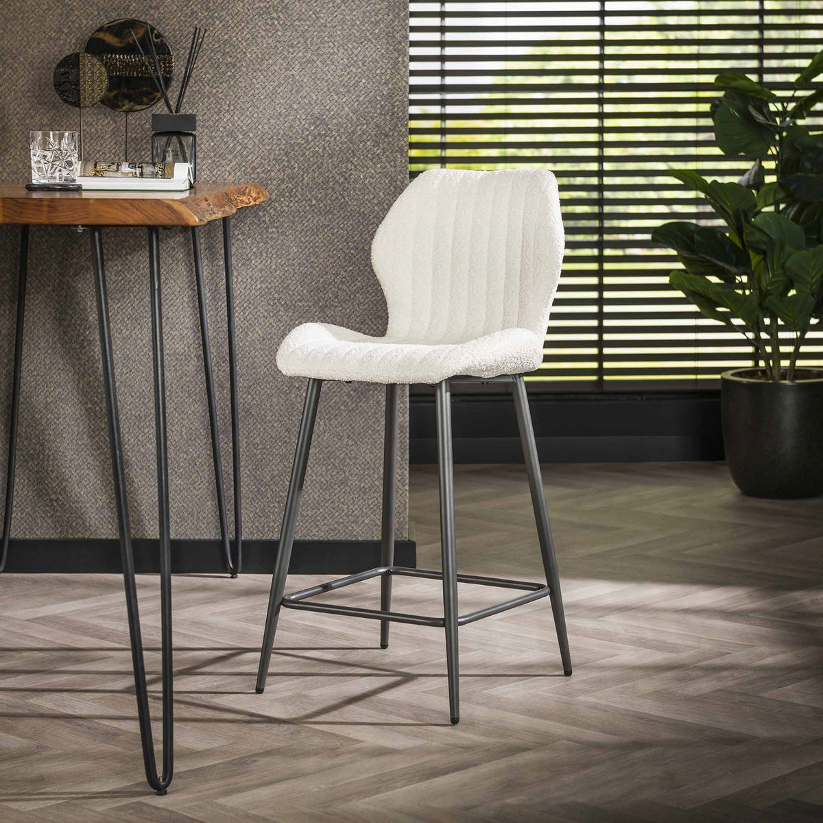 Produktbillede af Shape-Up 2 barstole i hvid Bouclè stof på tilbud i høj kvalitet