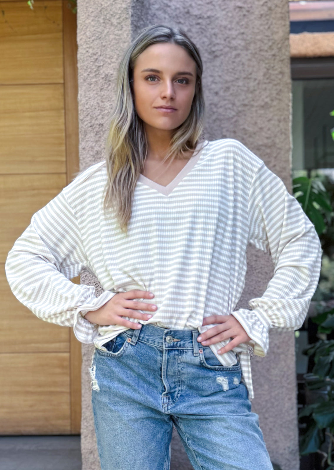 Polera Elvira líneas beige - polera estampada mujer para looks neutros y uso diario hecha en Chile | Victoria Raveau