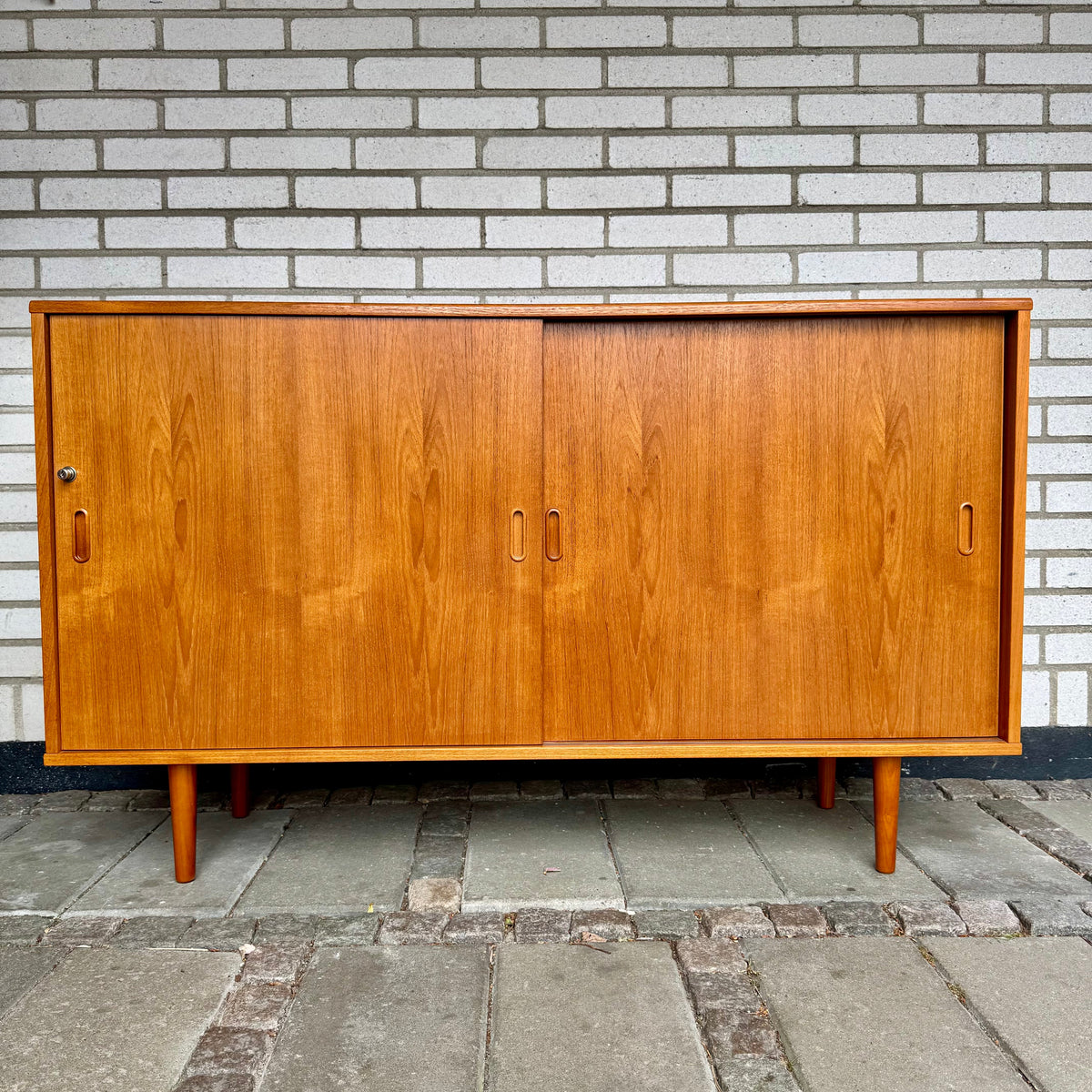 Danskt sideboard i teak med skjutdörrar