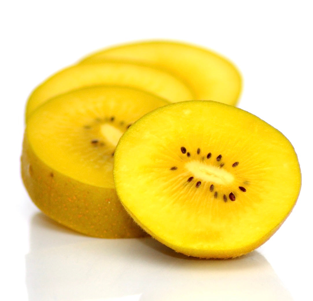 Scheiben von Actinidia deliciosa gelbfleischiger Kiwi mit kleinen schwarzen Samen und pelziger brauner Schale