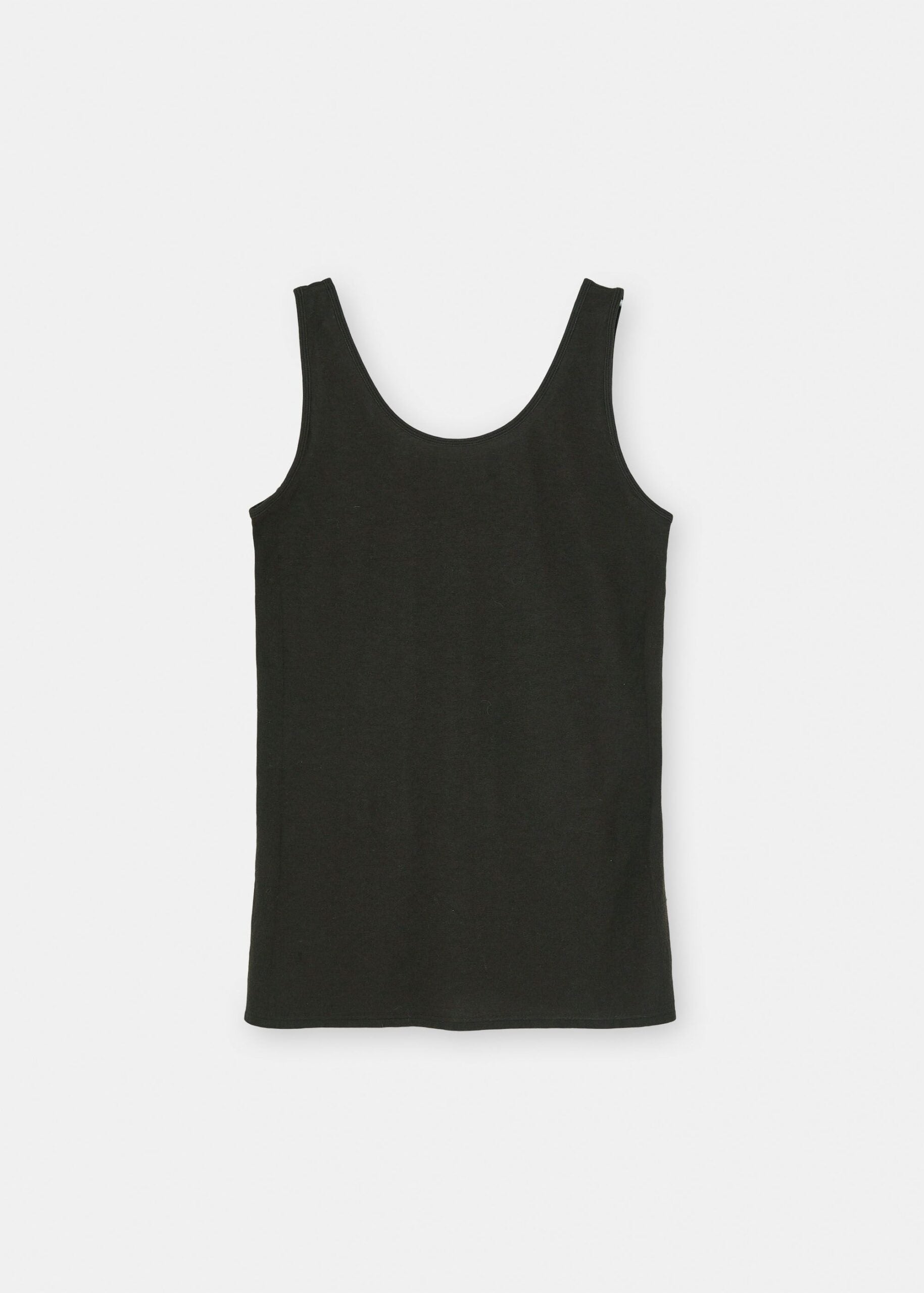 En sort tanktop ligger fladt på en hvid baggrund. Den har en rund hals og er lavet af et blødt, mat materiale.