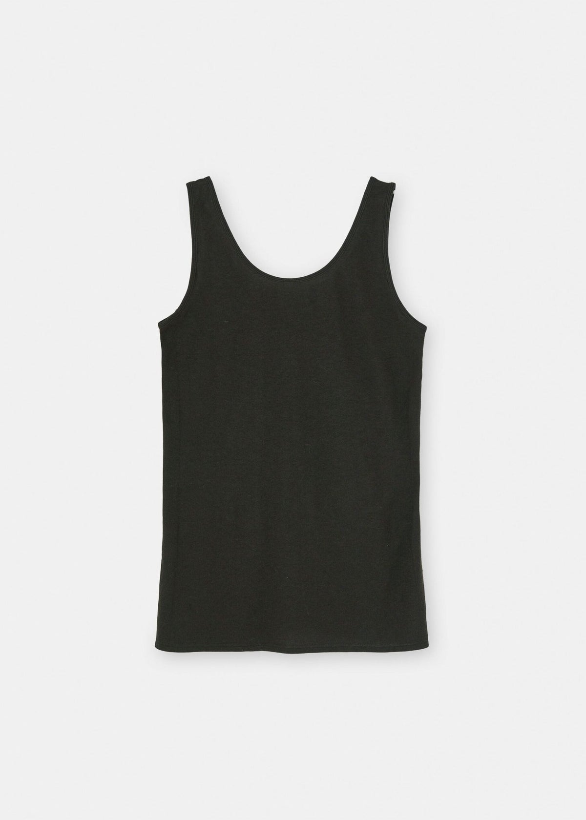 En sort tanktop ligger fladt på en hvid baggrund. Den har en rund hals og er lavet af et blødt, mat materiale.