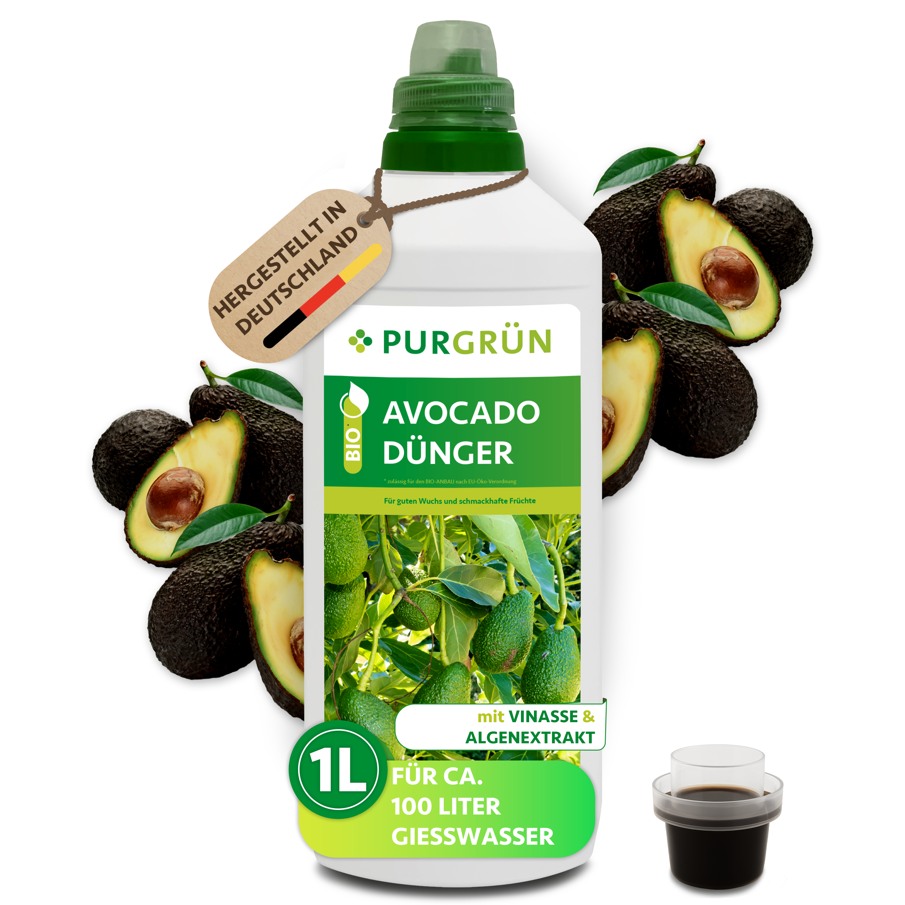 Eine 1-Liter-Flasche Purgrün Bio-Avocado-Dünger ist mit Avocados und einer Tasse dunkler Flüssigkeit abgebildet. Auf dem Etikett steht Vinasse und Algenextrakt, hergestellt in Deutschland, für gesunde Avocadobäume.