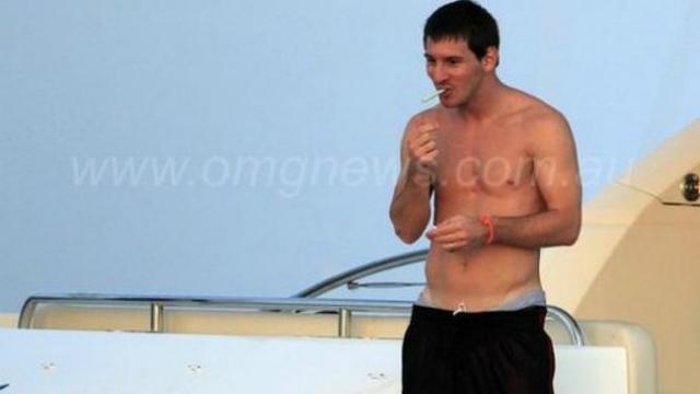 Lionel Messi smoking. [@NeyMarvellous]