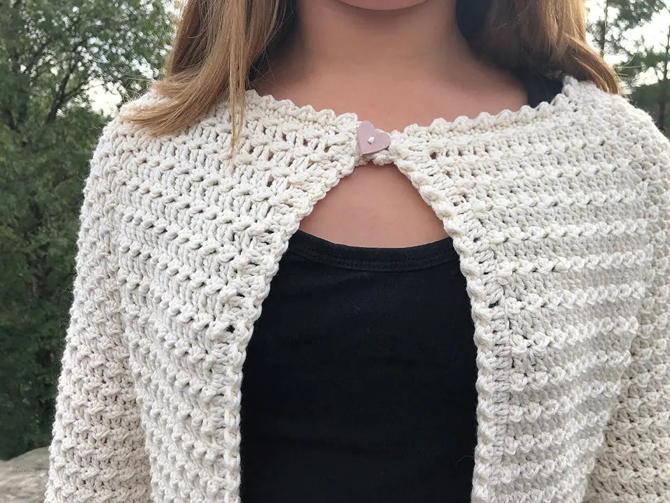 Detaljbilde knapp  heklet hvit jakke