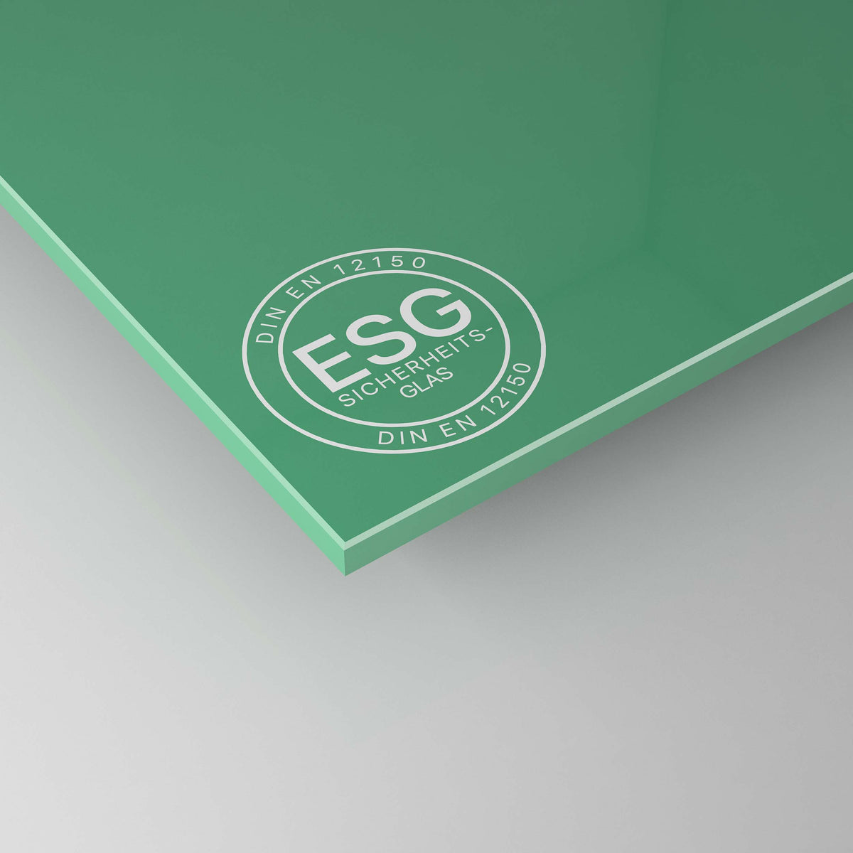 Grün lackiertes satiniertes ESG-Sicherheitsglas, Ecke mit ESG-Siegel
