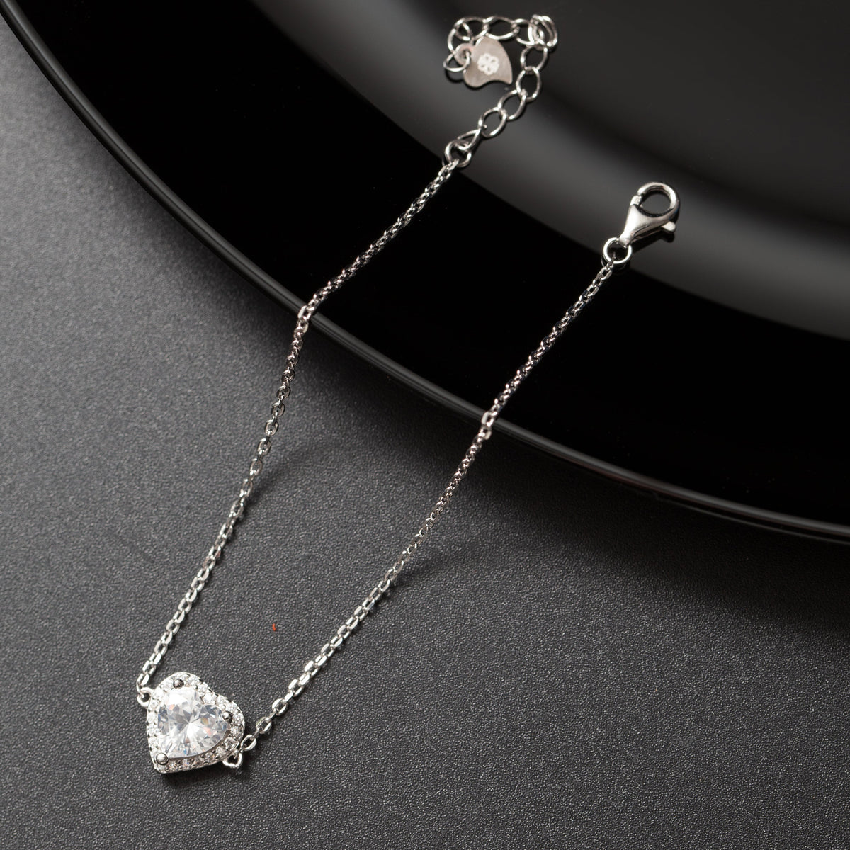 Gourmette argent rhodié tendance avec un motif cœur blanc
