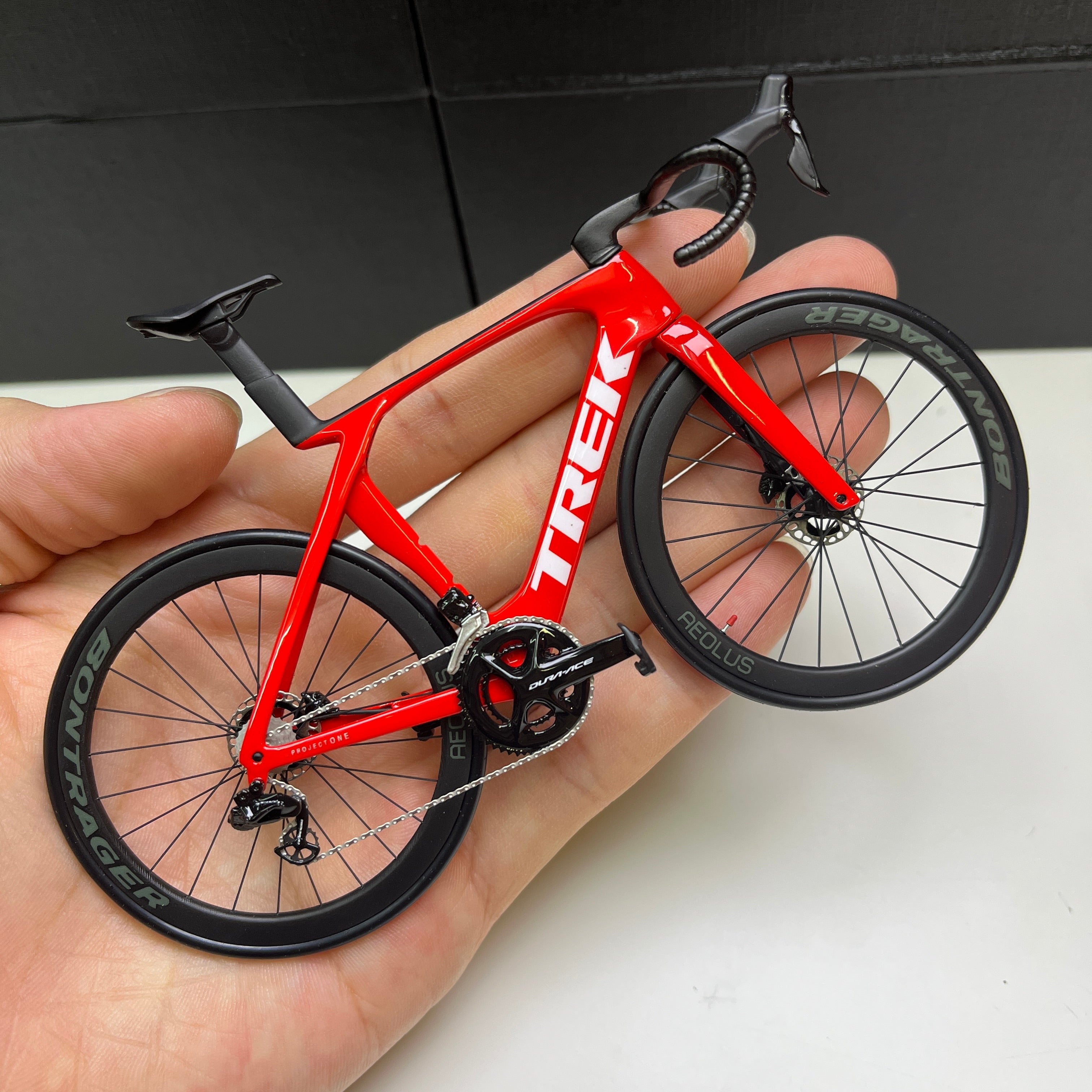 Trek Madone Gen 6 7 Miniaturmodell 1:12 Rennrad | Geschenk für deinen Partner oder dich selbst | Maßstabsgetreues Modell | Maßgeschneidert, ultrarealistisch
