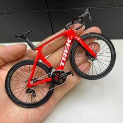 Trek Madone Gen 6 7 Miniaturmodell 1:12 Rennrad | Geschenk für deinen Partner oder dich selbst | Maßstabsgetreues Modell | Maßgeschneidert, ultrarealistisch
