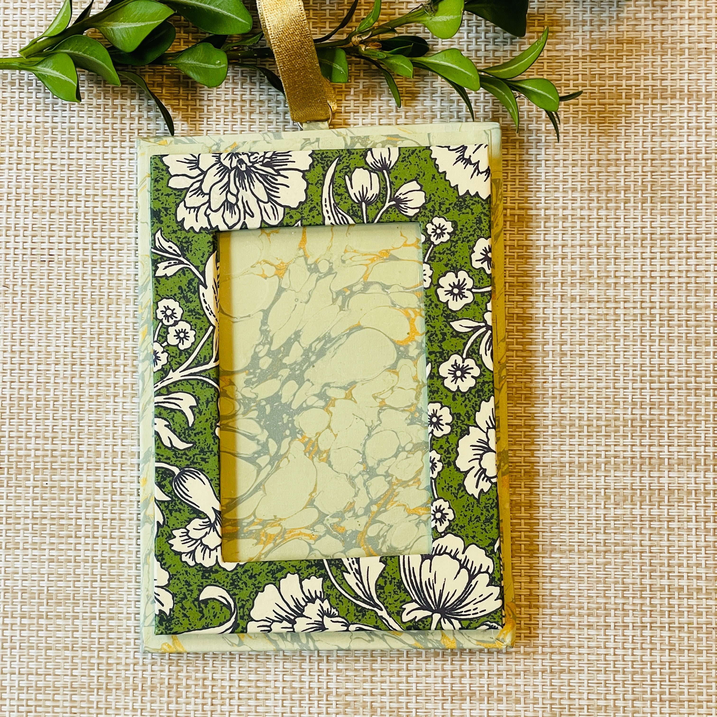Petite hanging frame