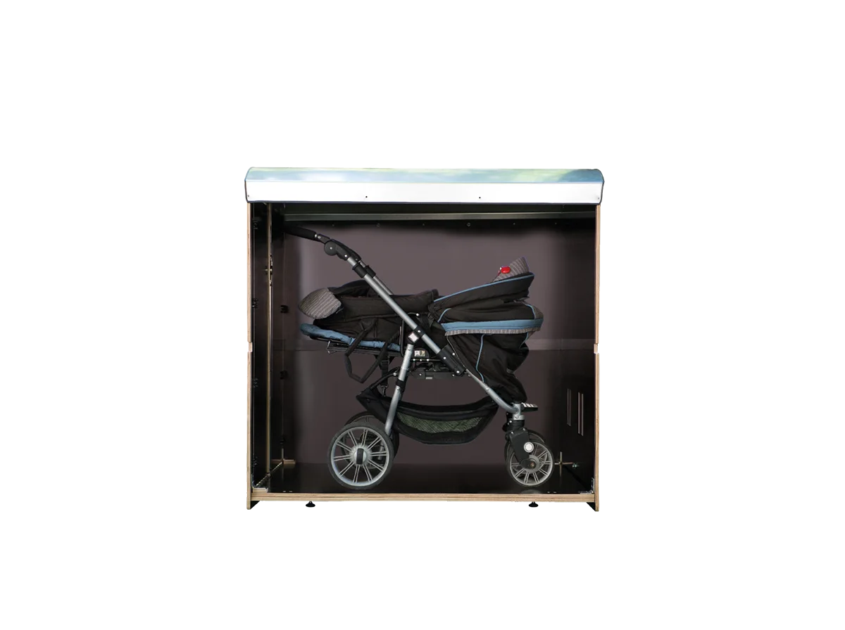 Kinderwagen sicher in geräumiger Aufbewahrungsbox untergebracht, Frontansicht
