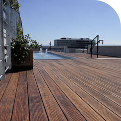 MOSO_Bamboo_Terrassendielen_x-treme_Bild_mit_grabgeriffeltglattgeoelt_185x13_7x2cm__Wasserspiel_Ambientebild