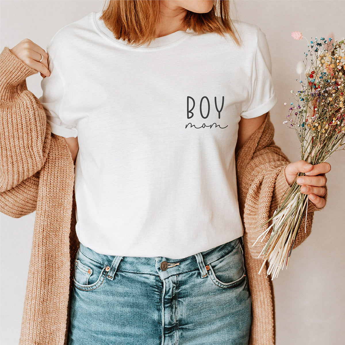 weißes Mama T-Shirt "Boy Mom" als Geschenk zur Geburt eines Jungen