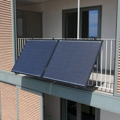 2 panneaux solaires plug and play sur un balcon