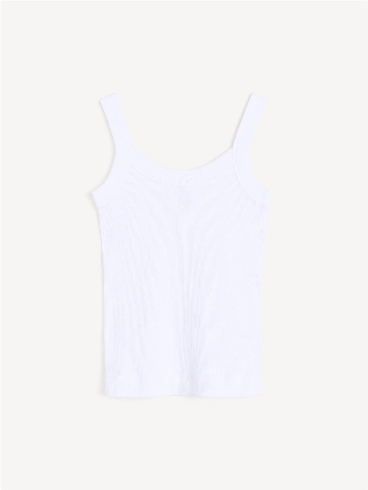 By Malene Birger Frillio topp i hvit, laget av organisk bomull og elastan, med et lite monogramprint på brystet og en smal passform.