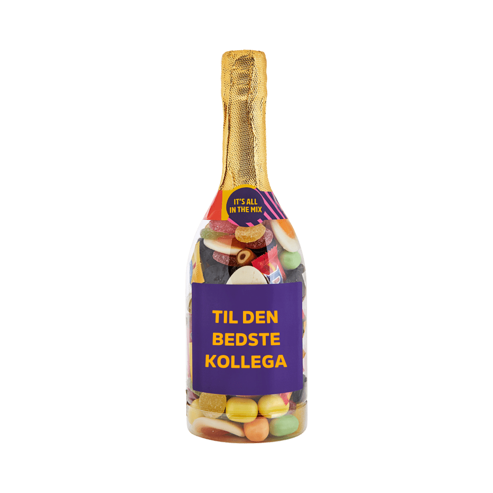 Champagneflaske fyldt med farverigt slik med teksten TIL DEN BEDSTE KOLLEGA på etiketten. Gaveidé fra SlikEkspressen.