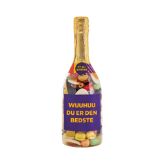Champagneflaske fyldt med farverigt slik med teksten WUUHUU DU ER DEN BEDSTE på etiketten. Gaveidé fra SlikEkspressen.