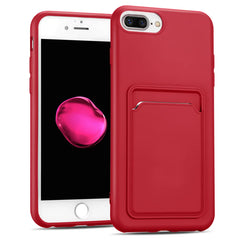 Rote Slim Hülle aus Kunststoff mit Kartenfach, zeigt iPhone 7 Plus/8 Plus, von vorne/leicht schräg.