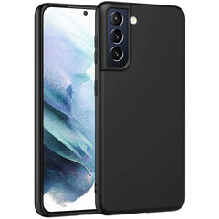 Schwarze Silikonhülle matt, von schräg vorne, zeigt Samsung Galaxy S21 FE mit Kamera.
